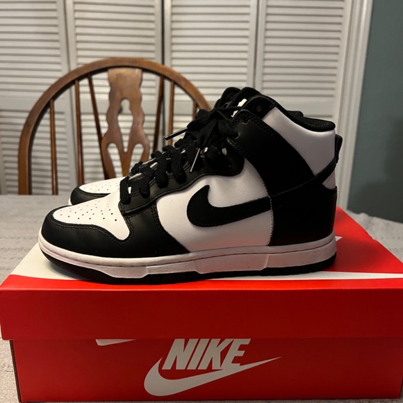 Women’s Nike Dunk High - Picture 3 of 4